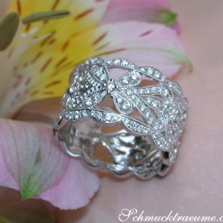 Graceful Antique Style Diamond Ring