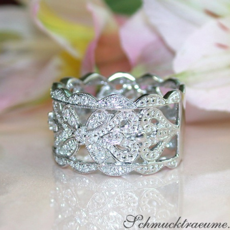 Graceful Antique Style Diamond Ring