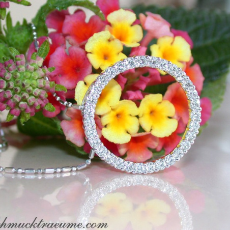 Elegant Diamond Circle Pendant in Whitegold 18k