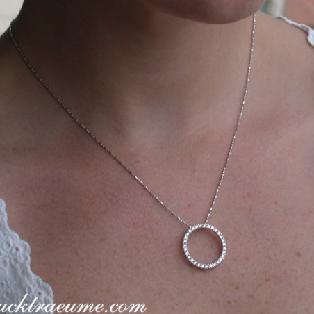 Elegant Diamond Circle Pendant in Whitegold 18k