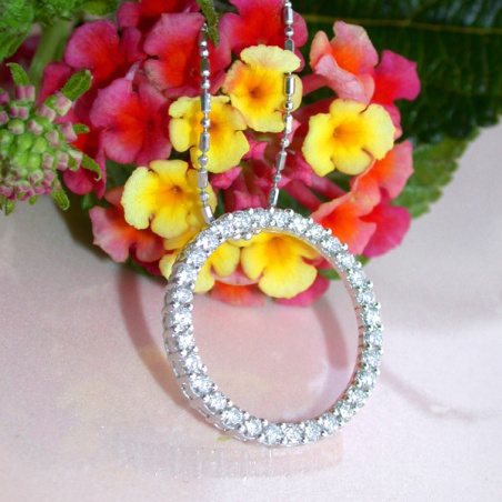 Elegant Diamond Circle Pendant in Whitegold 18k