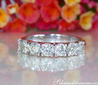 Stately Diamond Band in Whitegold