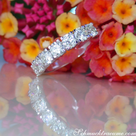 Stately Diamond Band in Whitegold