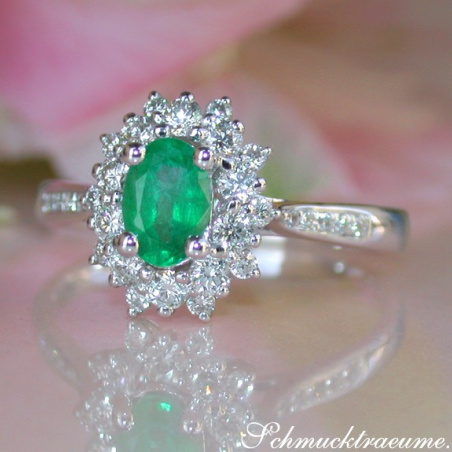 Smaragd Ring mit Diamanten in Weißgold