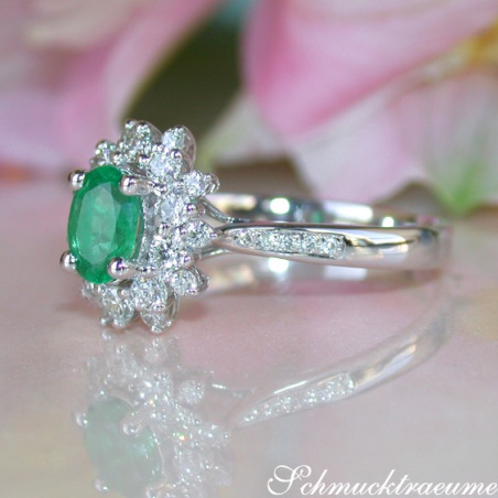Smaragd Ring mit Diamanten in Weißgold