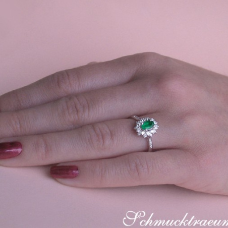 Smaragd Ring mit Diamanten in Weißgold