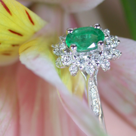 Smaragd Ring mit Diamanten in Weißgold