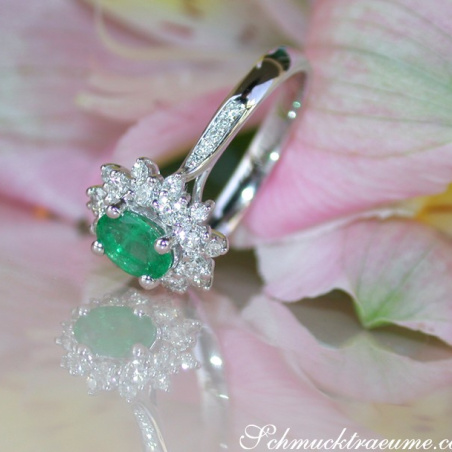 Smaragd Ring mit Diamanten in Weißgold
