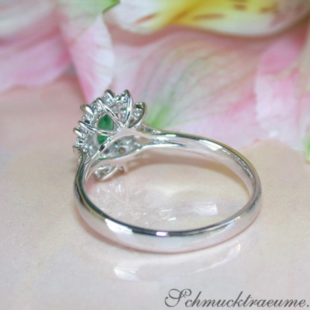 Smaragd Ring mit Diamanten in Weißgold