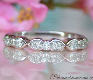 Delicate Diamond Band in Whitegold 18k