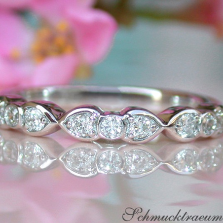 Delicate Diamond Band in Whitegold 18k