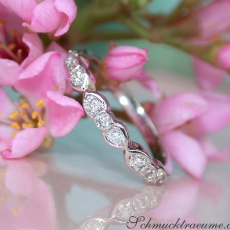 Delicate Diamond Band in Whitegold 18k