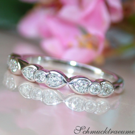 Delicate Diamond Band in Whitegold 18k