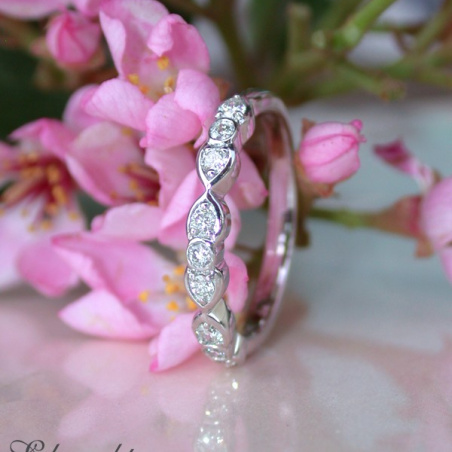 Delicate Diamond Band in Whitegold 18k