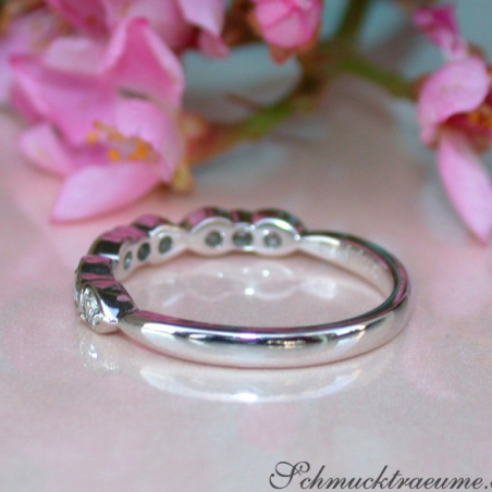 Delicate Diamond Band in Whitegold 18k
