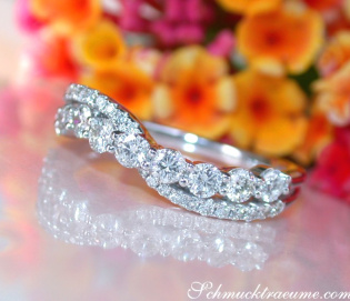 Crossover Diamond Band in Whitegold