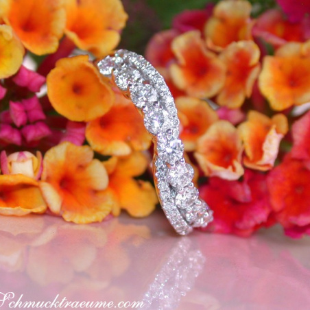 Crossover Diamond Band in Whitegold