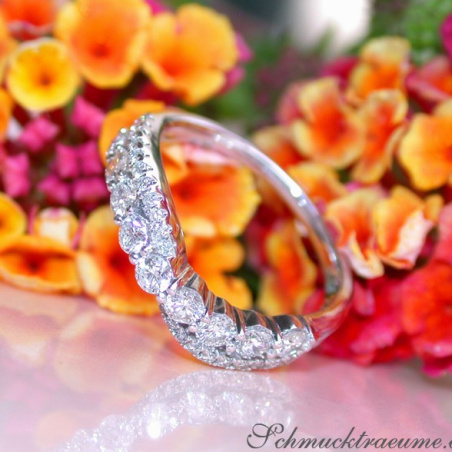 Crossover Diamond Band in Whitegold