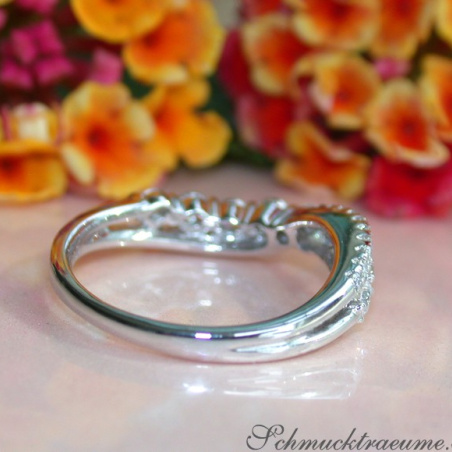 Crossover Diamond Band in Whitegold