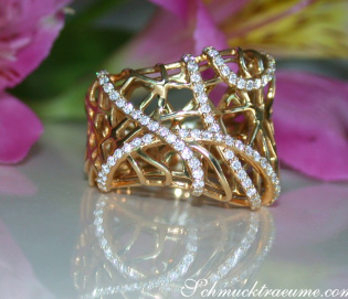 Unusual Diamond Ring in Yellowgold