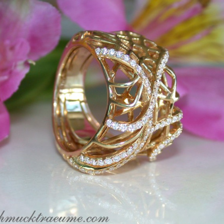Unusual Diamond Ring in Yellowgold