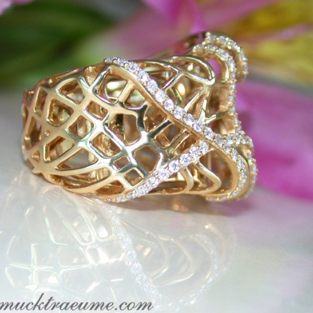 Unusual Diamond Ring in Yellowgold
