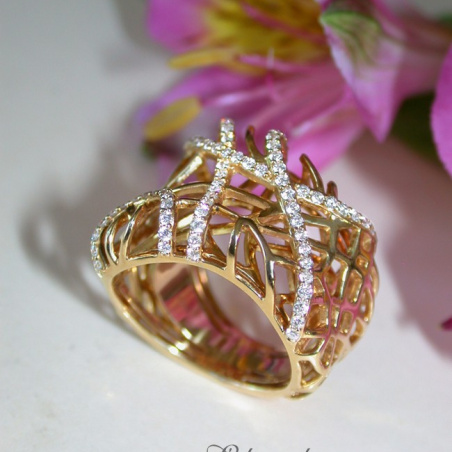 Unusual Diamond Ring in Yellowgold