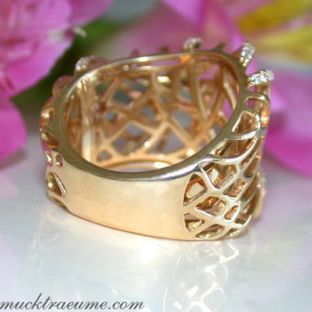 Unusual Diamond Ring in Yellowgold