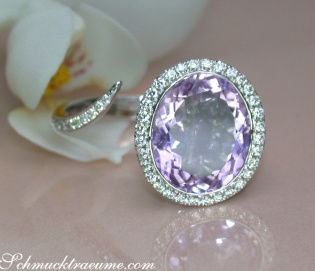 Attractive Lilac / Light Purple Amethyst Ring with Diamonds
