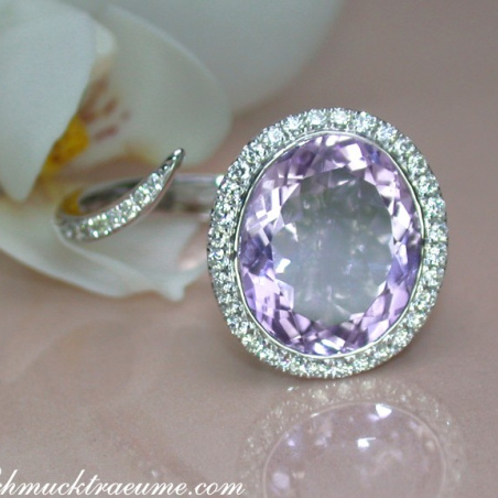 Attractive Lilac / Light Purple Amethyst Ring with Diamonds