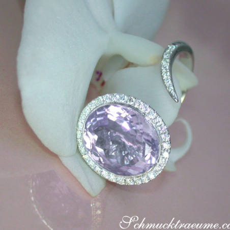 Attractive Lilac / Light Purple Amethyst Ring with Diamonds