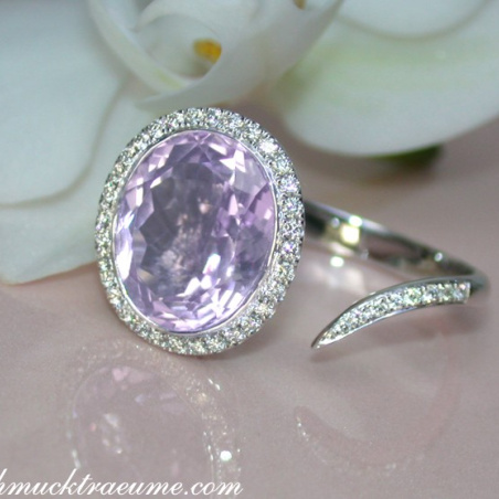 Attractive Lilac / Light Purple Amethyst Ring with Diamonds
