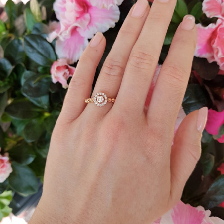 Verlobungsring am Finger