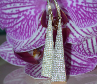 Interesting Dangling Earrings with Diamonds in Yellowgold