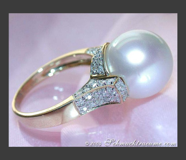Superb Southsea Pearl Ring with Diamond Collar Superb Southsea Pearl Ring with Diamond Collar