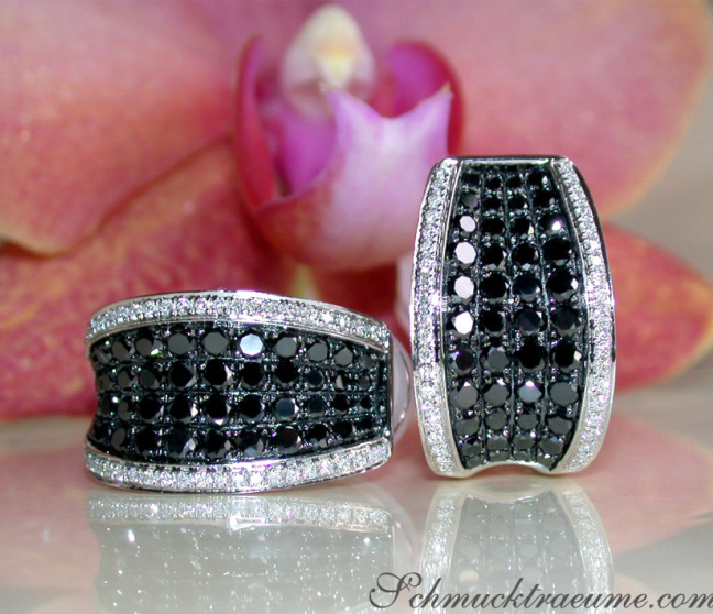 Zeitlose Ohrringe mit schwarzen Diamanten Zeitlose Ohrringe mit schwarzen Diamanten