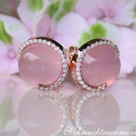 Rosenquarz Ohrstecker mit Diamanten in Roségold